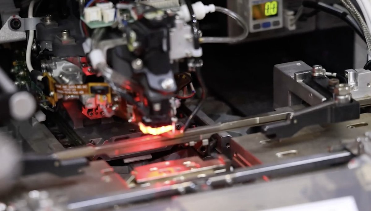 SiliconTech0528's tweet image. Supply chain sources indicate NVIDIA, the leading AI chipmaker, has encountered minor delays in its 1.6T optical module development, with mass production now expected in Q1 2026.