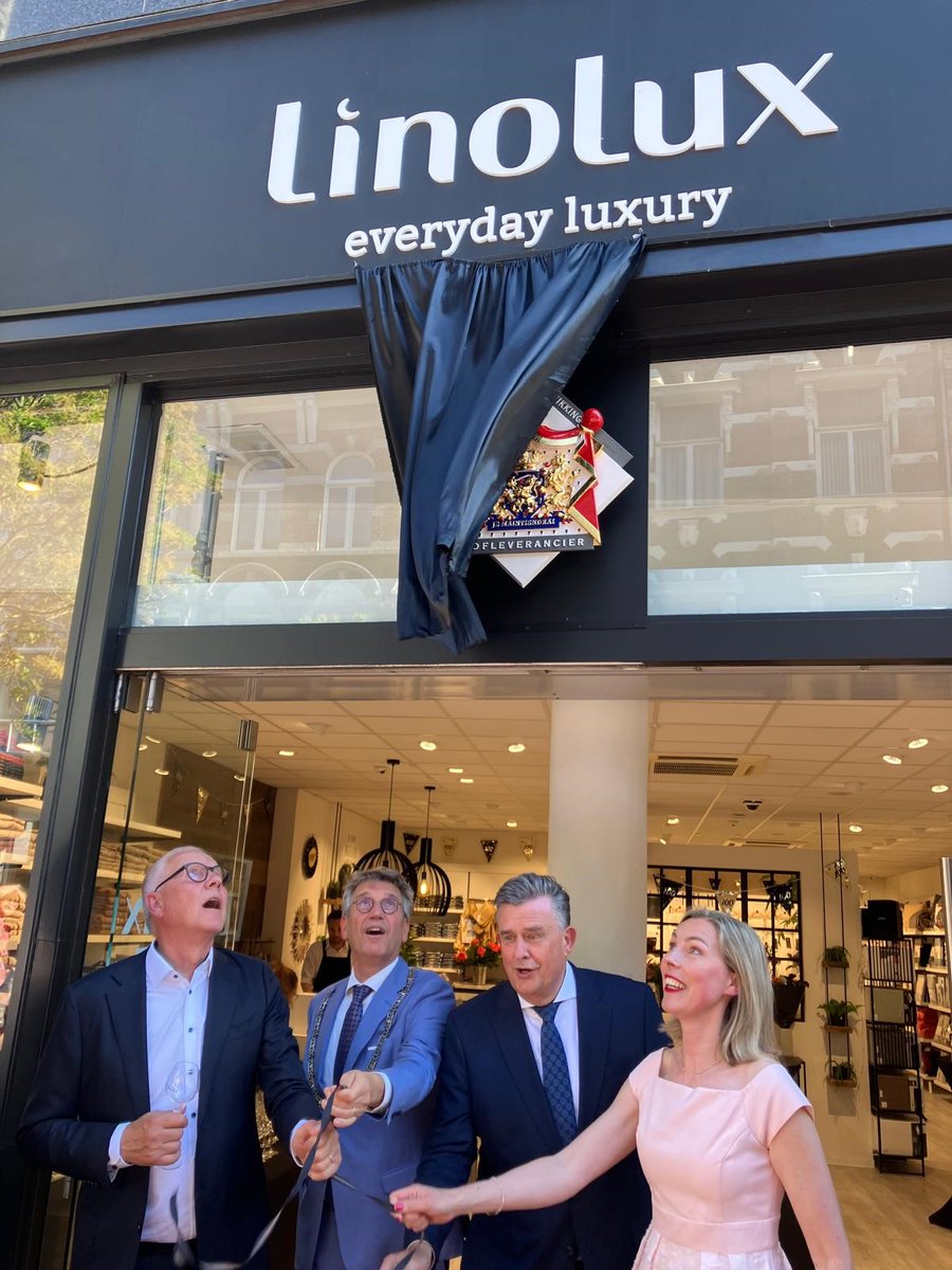 Provincie Limburg (@limburg) on Twitter photo Maastricht heeft een nieuwe Hofleverancier met Linolux! De trotse ondernemers van het voormalige Kousenhuis hebben bij de viering van het 100-jarig bestaan van het bedrijf het predicaat overhandigd gekregen uit handen van gouverneur <a href="/emileroemer/">Emile Roemer</a>. bit.ly/43edUnF Maastricht heeft een nieuwe Hofleverancier met Linolux! De trotse ondernemers van het voormalige Kousenhuis hebben bij de viering van het 100-jarig bestaan van het bedrijf het predicaat overhandigd gekregen uit handen van gouverneur <a href="/emileroemer/">Emile Roemer</a>. bit.ly/43edUnF