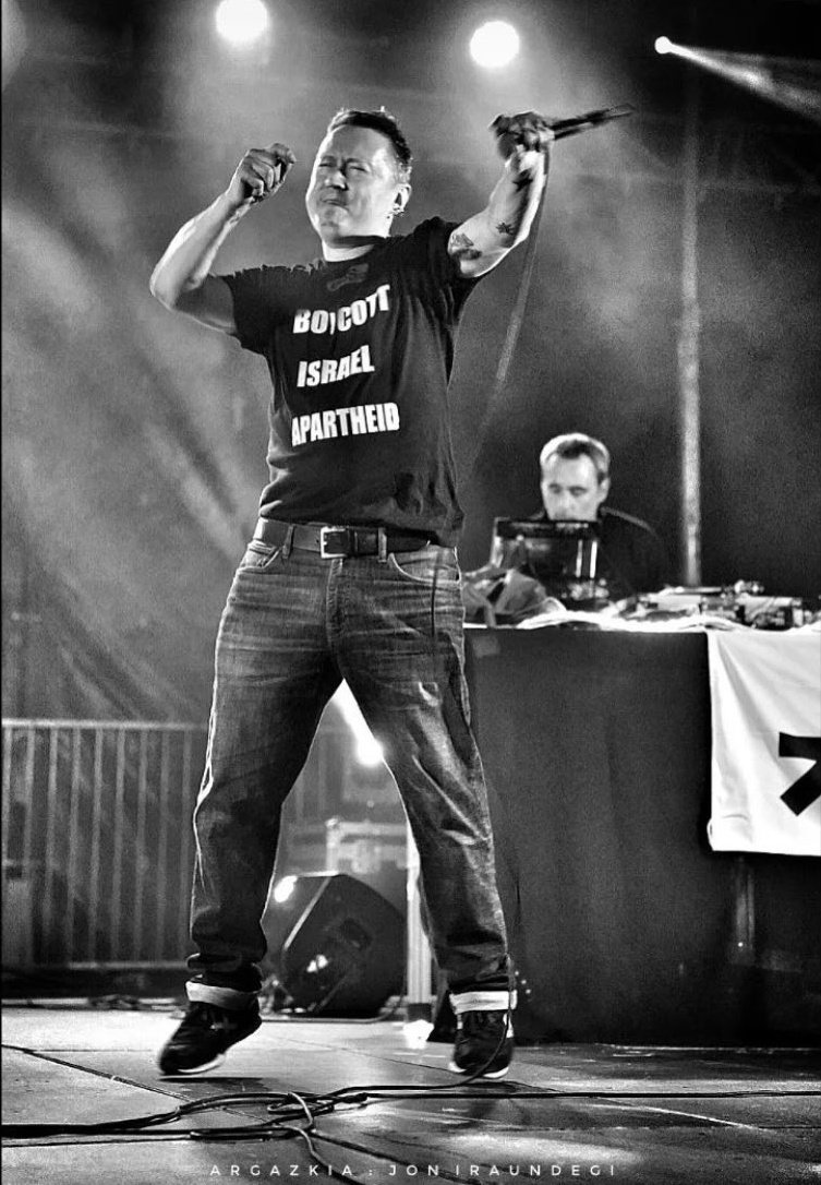 [Eka-14] <a href="/muguruzafm/">Fermin Muguruza</a>-k Anoetako zelaian eskainiko duen kontzertuko ordutegiak iragarri ditu.

🇵🇸| Sarreran milaka palestinar bandera banatuko dira, eta 18:50ean, DAMen kontzertua hasi aurretik, 30.000 pertsonen argazkia aterako da dron baten bidez.

👁️‍🗨️| naiz.eus/eu/gaiak/notic…