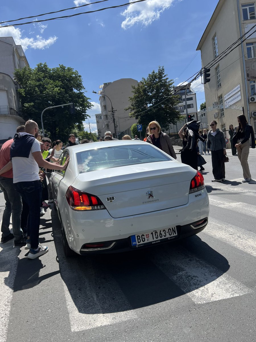 Возило које је кренуло на студенте хитно делите