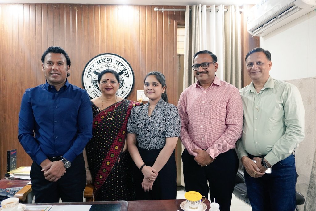 स्कॉटिश इंटरनेशनल स्कूल, शामली में कक्षा 12 वीं की छात्रा सावी जैन को सीबीएसई रिजल्ट 2025 में 500 में से 499 अंक प्राप्त कर नेशनल टॉपर बनने पर उनको बधाई दी, मेधावी विद्यार्थी सम्मान से सम्मानित किया और जीवन में लक्ष्य निर्धारित कर आगे बढ़ाने के लिए प्रेरित किया।