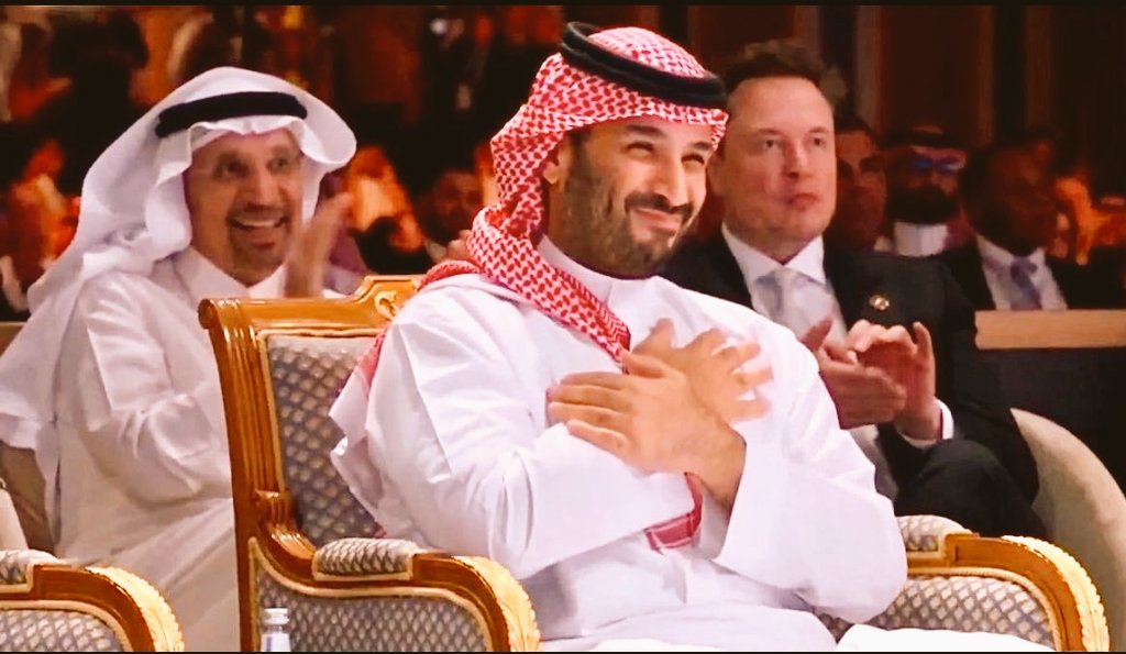 كاريزمااا غير عاديه منحها الرب لهذا الامير 
أيها الامير انت هدية الله لنا اسعدتنا وجمعت شمل العرب افرحتنا حتى تسلل الفرح من ظلوعنا لأن العرب والمسلمين لم يعتادووو ع الفرح اصبحنا مبتسمين لاننا استيقضنا ع فرح من الله وهو أنت ايها ( الفرح العظيم الاتي في الزمن والمكان العظيمم ) 👇👇