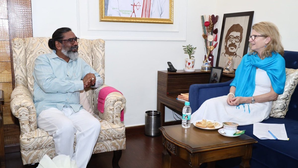 बच्चों का भविष्य संवारना ही सशक्त झारखंड की नींव है।

मा. मुख्यमंत्री श्री <a href="/HemantSorenJMM/">Hemant Soren</a> जी ने आज <a href="/UNICEFIndia/">UNICEF India</a> की प्रतिनिधि सिन्थिया मेककेफरी से मुलाक़ात की।

यह मुलाकात बच्चों के अधिकार, शिक्षा, स्वास्थ्य और सुरक्षा को लेकर झारखंड की प्रतिबद्धता का प्रतीक है।