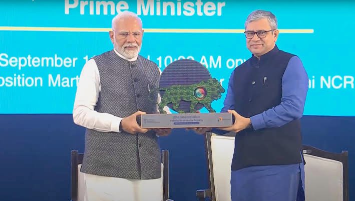 Jitin Prasada जितिन प्रसाद (@jitinprasada) on Twitter photo Bharat takes a giant leap in tech with the new HCL-Foxconn semiconductor unit in Uttar Pradesh ! 🙌 Heartfelt congratulations to PM <a href="/narendramodi/">Narendra Modi</a> ji for fueling the #SemiconductorMission and powering Atmanirbhar Bharat’s rise! #MakeInIndia #TechBharat
<a href="/AshwiniVaishnaw/">Ashwini Vaishnaw</a> Bharat takes a giant leap in tech with the new HCL-Foxconn semiconductor unit in Uttar Pradesh ! 🙌 Heartfelt congratulations to PM <a href="/narendramodi/">Narendra Modi</a> ji for fueling the #SemiconductorMission and powering Atmanirbhar Bharat’s rise! #MakeInIndia #TechBharat
<a href="/AshwiniVaishnaw/">Ashwini Vaishnaw</a>
