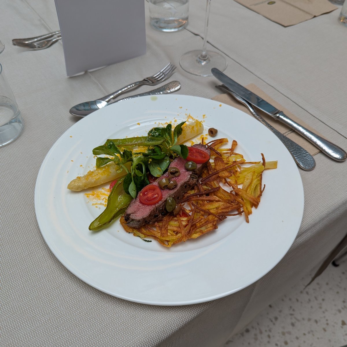 Cooking with Michelin-Star Chef Herbert Hintner at HGV! 👨‍🍳✨

 Together we cooked:
 🍋 Lemon risotto
 🥩 Beef shoulder with rösti &amp; asparagus
 🍎 Semolina dumplings with caramelized apples

A delicious way to strengthen team spirit and enjoy something truly different!