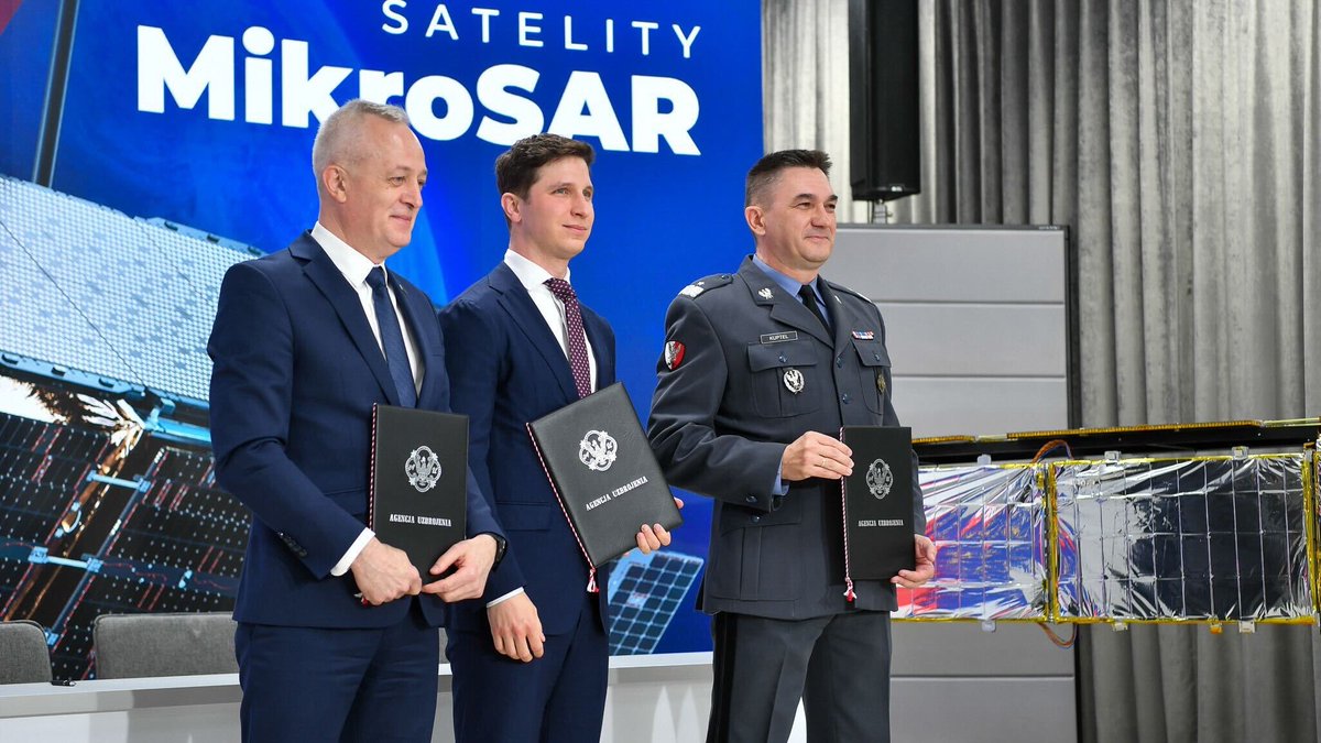 Wielki dzień! Zawsze zależało mi na tym, by satelity ICEYE wspierały bezpieczeństwo Polski. To się właśnie udało! Dzięki umowie MikroSAR nasze polskie technologie będą służyły Wojsku Polskiemu. To naprawdę wyjątkowy dzień dla ICEYE i dla polskiego bezpieczeństwa. Działamy!