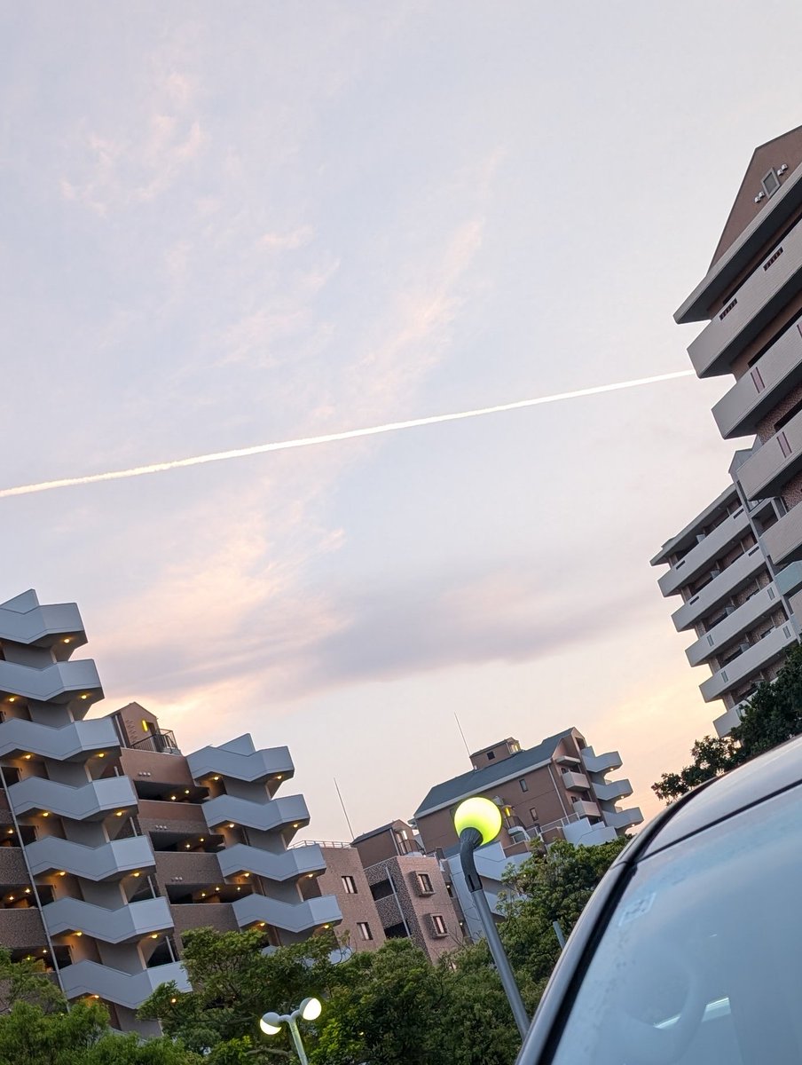 水曜です🌇
いつも通り写真撮ってたら、空の飛行機雲がキレイでした✈️
飛行機雲ってなんか良いですよねー😉