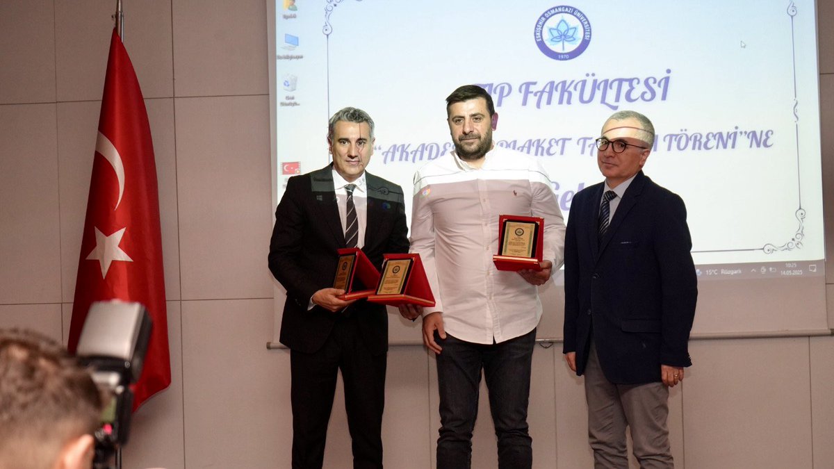 📍ESO HABER 
👉🏻ESO’ya Anlamlı Plaket
Eskişehir Tıp Fakültesi tarafından düzenlenen Akademik Plaket Takdim Töreni’nde, Eskişehir Sanayi Odası Yönetim Kurulu Sayman Üyesi Güven Erdoğan’a, sağlık ve eğitime verdiği katkılar dolayısıyla plaket takdim edildi.
Törene katılan Güven