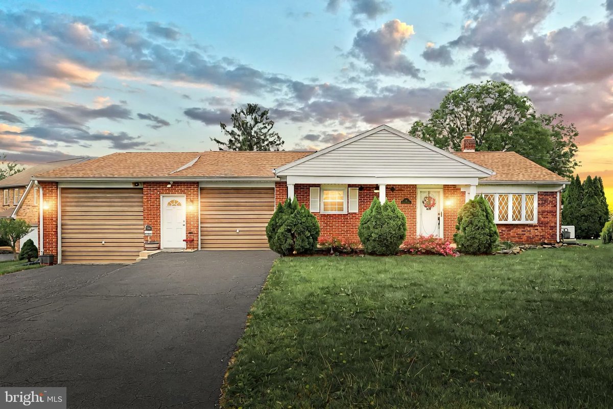 GinterGroup's tweet image. 14 Longview Road, Seven Valleys, PA, 17360
3 bed | 3 bath 2460 Sq. Ft.
Active | 324900
bit.ly/4k1BprC
Take a look at this all brick rancher that features three bedrooms, three bathrooms, and a tandem four-car garage.The main level includes a large living room with a...