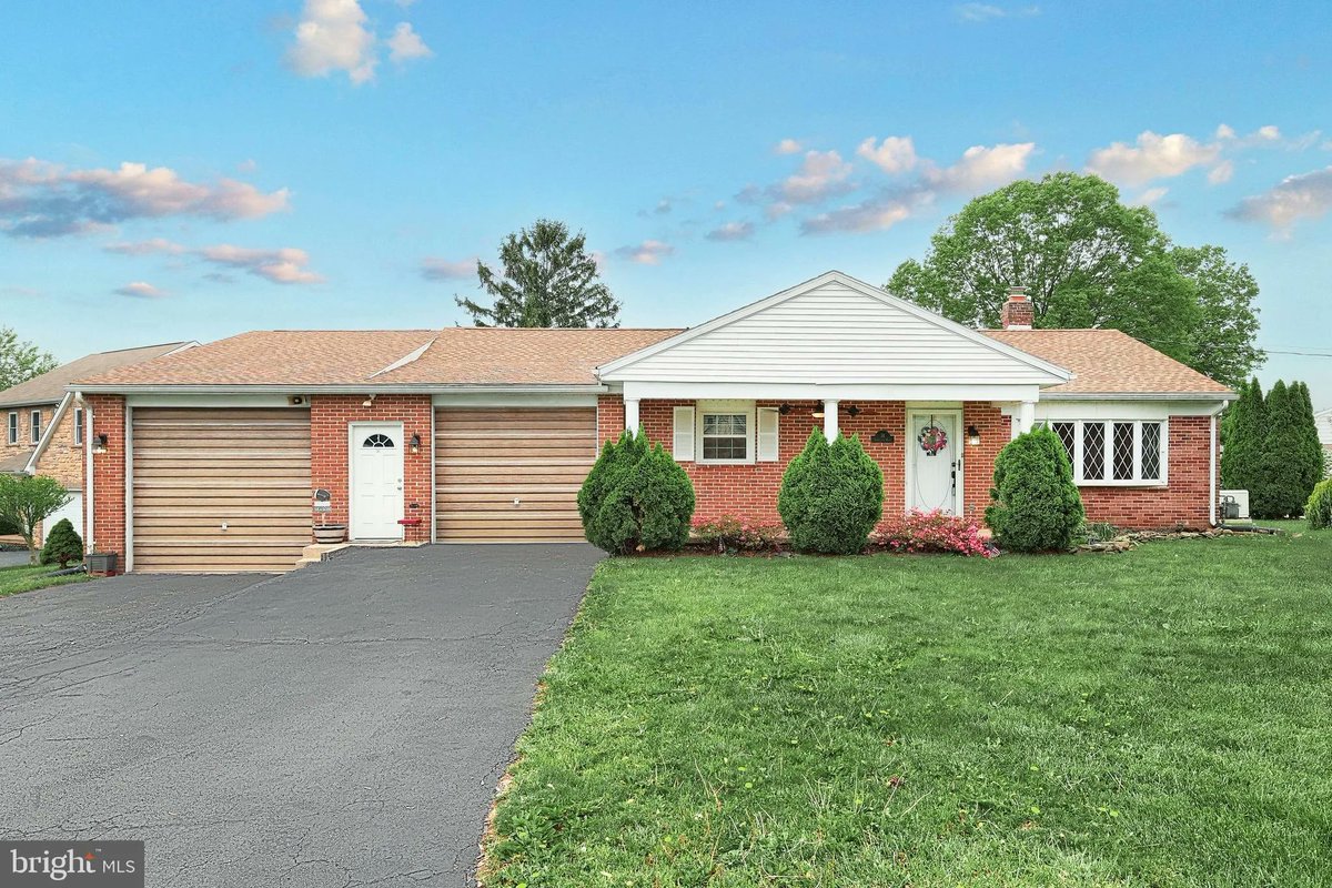 GinterGroup's tweet image. 14 Longview Road, Seven Valleys, PA, 17360
3 bed | 3 bath 2460 Sq. Ft.
Active | 324900
bit.ly/4k1BprC
Take a look at this all brick rancher that features three bedrooms, three bathrooms, and a tandem four-car garage.The main level includes a large living room with a...