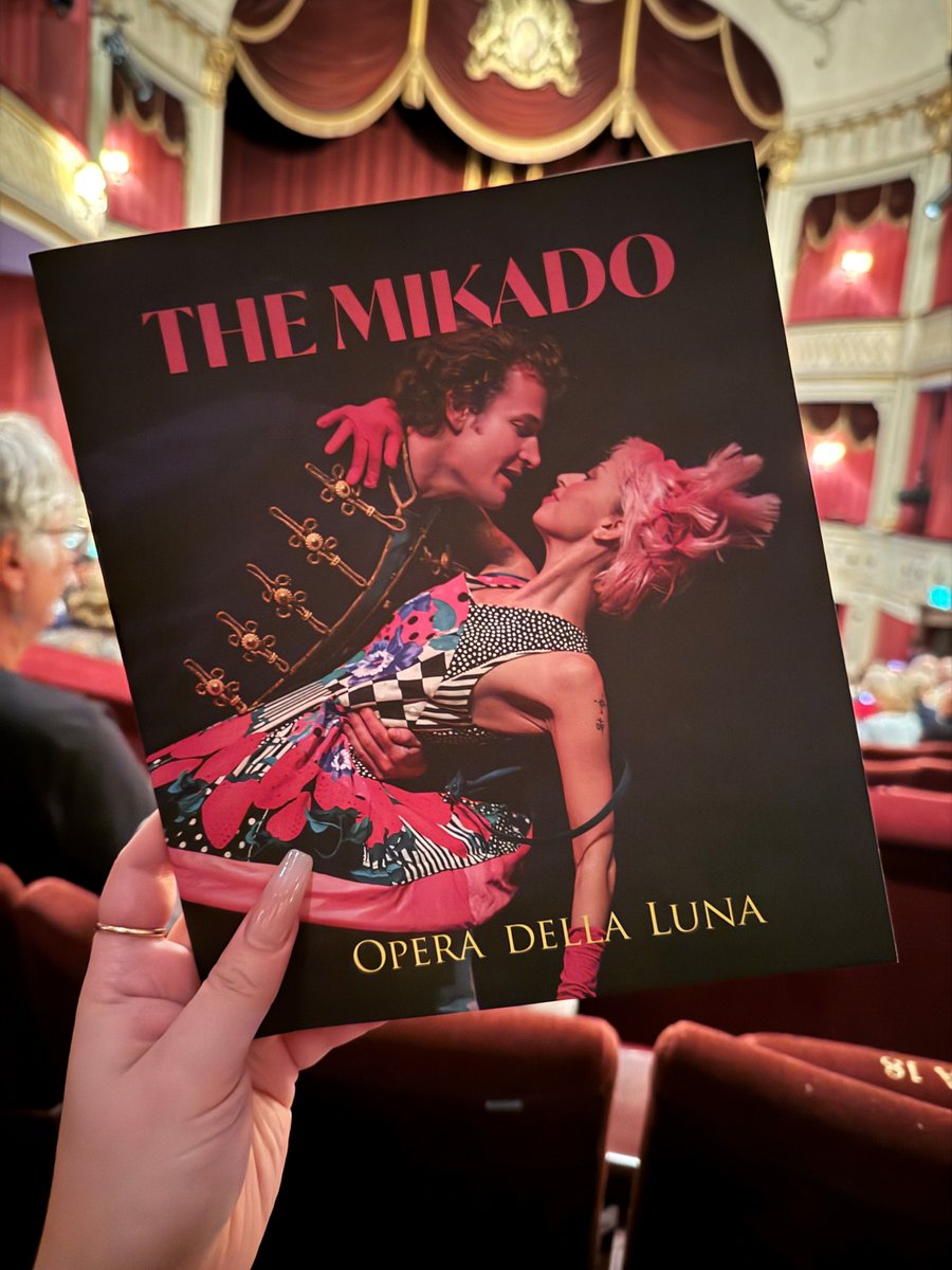 BathLifeMag's tweet image. Here's a pretty how-de-do! Catch the glamorous, chaotic, hilarious run of The Mikado as performed by Opera della Luna at @TheatreRBath until Saturday 17th May.