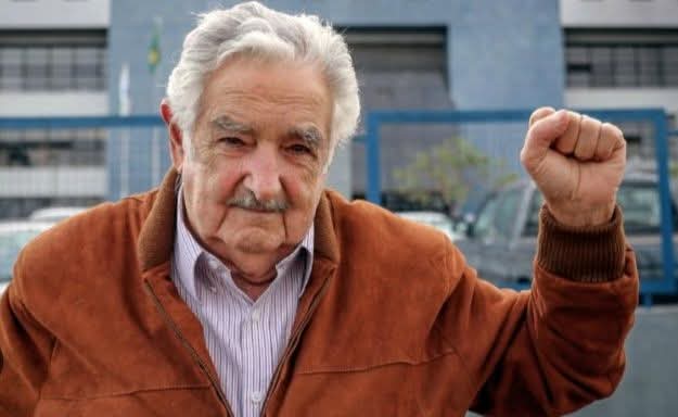 "En mi jardín hace décadas que no cultivo el odio porque aprendí una dura lección que me impuso la vida: que el odio termina estupidizando, porque nos hace perder objetividad frente a las cosas."
Descanse en Paz.