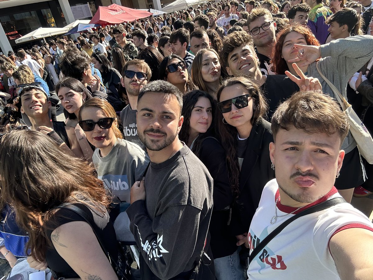 tmsnvrrtprz's tweet photo. ro tour madrid 🩵 @DUALIPA @TeamDuaHQ was everything dua lipa the woman YOU are https://t.co/MP0q0kyrGK