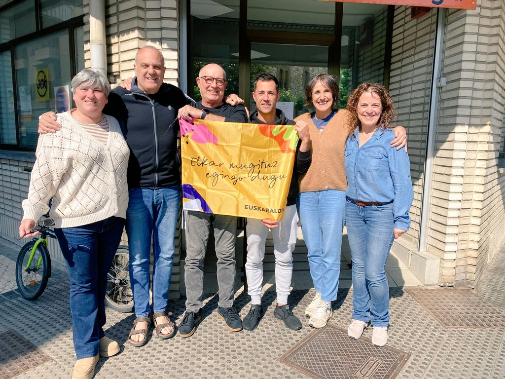 Zumaiako ikasle eta irakasleak prest gaude bihar txapak jantzi eta Euskaraldian parte hartzeko!