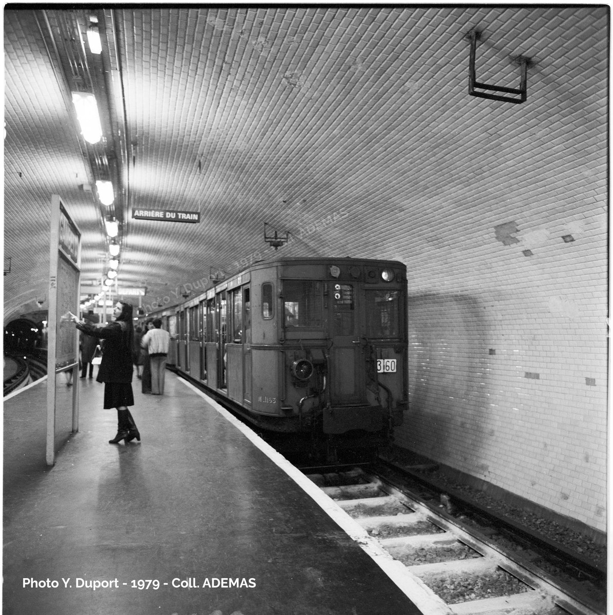 #ArchiveDuMercredi Nous sommes en 1979 sur la ligne <a href="/Ligne3_RATP/">Ligne 3</a> bis. Les #Sprague n’en ont plus pour très longtemps sur cette ligne, puisqu’ils seront remplacés à partir de 1980 par des #MF67, toujours en service aujourd’hui.
