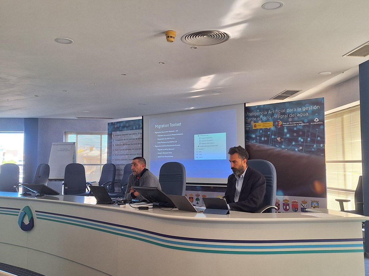Esri_Spain's tweet image. 💧🌍 Hoy en la Mesa de Expertos de Agua del Sur, compartimos cómo #UtilityNetwork y #GIS transforman la gestión hídrica en Andalucía. El debate con Aljarafesa, EMACSA, EMASA y APEMSA refuerza la apuesta por la innovación y la sostenibilidad en el ciclo del agua @ASA_Andalucia