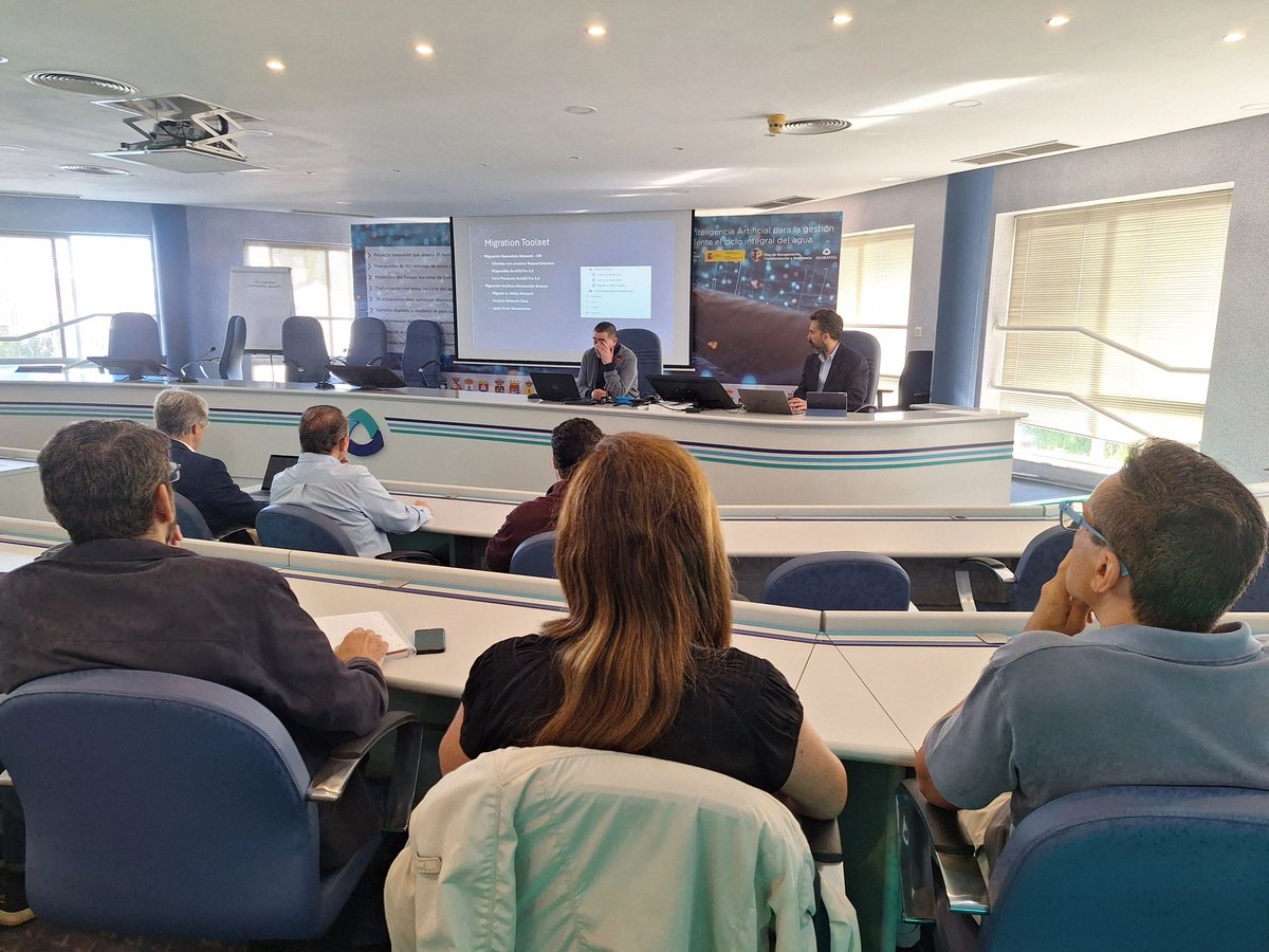 Esri_Spain's tweet image. 💧🌍 Hoy en la Mesa de Expertos de Agua del Sur, compartimos cómo #UtilityNetwork y #GIS transforman la gestión hídrica en Andalucía. El debate con Aljarafesa, EMACSA, EMASA y APEMSA refuerza la apuesta por la innovación y la sostenibilidad en el ciclo del agua @ASA_Andalucia