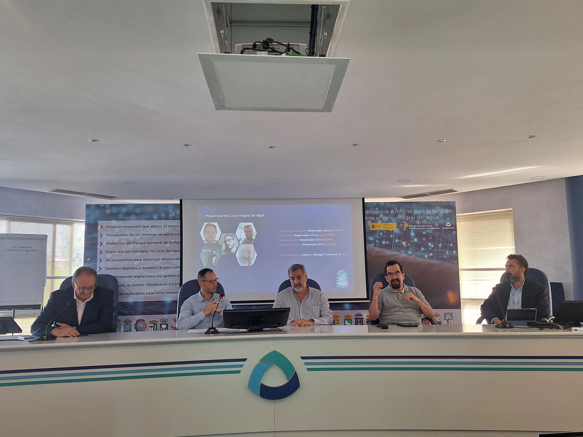 Esri_Spain's tweet image. 💧🌍 Hoy en la Mesa de Expertos de Agua del Sur, compartimos cómo #UtilityNetwork y #GIS transforman la gestión hídrica en Andalucía. El debate con Aljarafesa, EMACSA, EMASA y APEMSA refuerza la apuesta por la innovación y la sostenibilidad en el ciclo del agua @ASA_Andalucia
