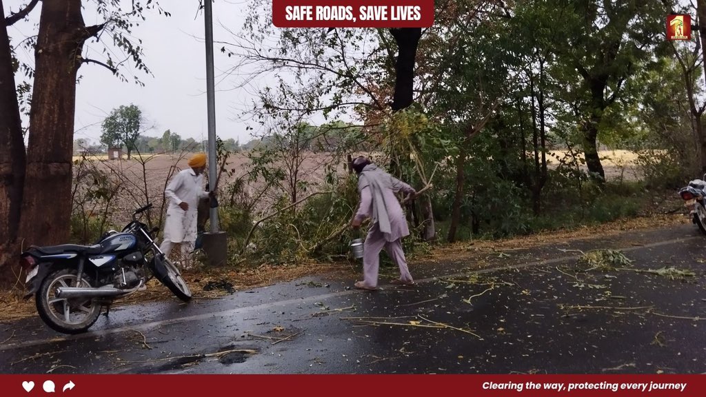 DSSNewsUpdates's tweet image. बठिंडा में आई तेज़ आंधी से सड़कों पर पेड़ गिर गए, जिससे रास्ता पूरी तरह बंद हो गया था। पूज्य गुरु संत डॉ. एमएसजी इन्सां की प्रेरणा से डेरा सच्चा सौदा के सेवादारों ने बिना देर किए सड़क से पेड़ हटाए और आमजन के लिए रास्ता दोबारा खोल दिया। 

#InspiredBySaintMSG #RoadClearingSeva…