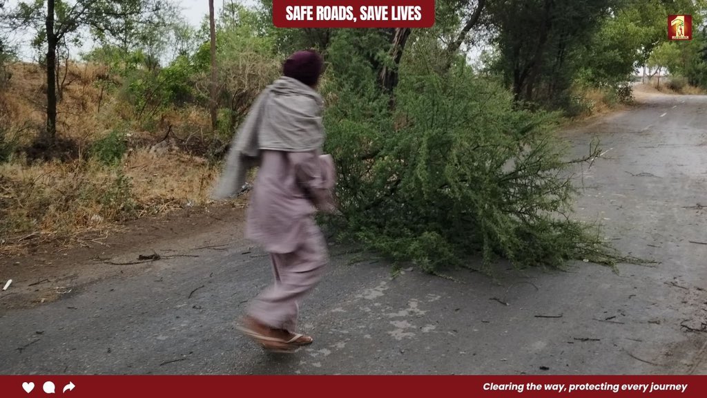 DSSNewsUpdates's tweet image. बठिंडा में आई तेज़ आंधी से सड़कों पर पेड़ गिर गए, जिससे रास्ता पूरी तरह बंद हो गया था। पूज्य गुरु संत डॉ. एमएसजी इन्सां की प्रेरणा से डेरा सच्चा सौदा के सेवादारों ने बिना देर किए सड़क से पेड़ हटाए और आमजन के लिए रास्ता दोबारा खोल दिया। 

#InspiredBySaintMSG #RoadClearingSeva…