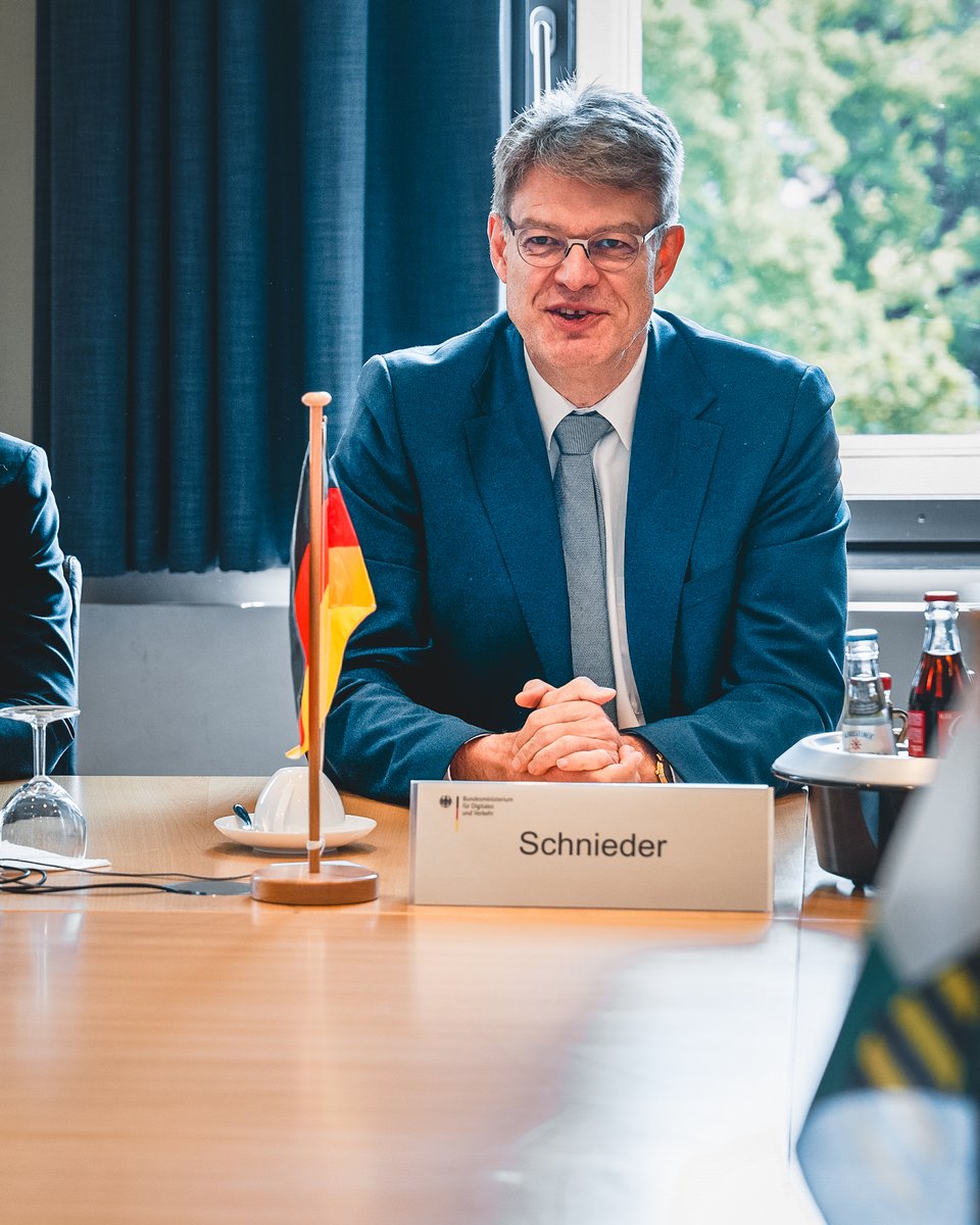 smilsachsen's tweet photo. 🤝 Gemeinsam nach vorn! Staatsministerin Regina Kraushaar war zu Gast in Berlin beim neuen Bundesminister für Verkehr, @PSchnieder – die Herausforderungen im Mobilitätsbereich sind groß, gemeinsames Handeln, Hand in Hand, wichtig für das Gelingen. Fotos: BMV /VS https://t.co/BlVXGiIEbO