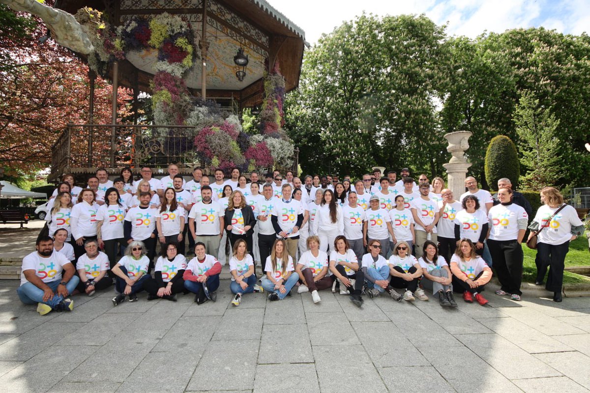 Un centenar de personas de escuelas florales de España, floristerías y voluntarios engalanan espacios emblemáticos de la ciudad para la XI Fiesta de las Flores de Burgos 🌺