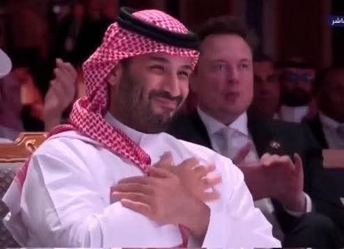 ارمي على كتفه كبار المشاكل
ويرمي على كتفي كبار المعاريف
#محمد_بن_سلمان_ينتصر_لسوريا