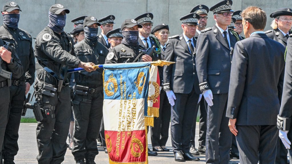 Ce 14 mai, nos pensées se tournent vers les familles et collègues de Fabrice Moello et Arnaud Garcia, qui perdaient la vie il y a un an lors de l’attaque du péage d’Incarville. 

À la prison de #Caen, en présence du Président de la République, nous leur avons rendu rendu hommage.