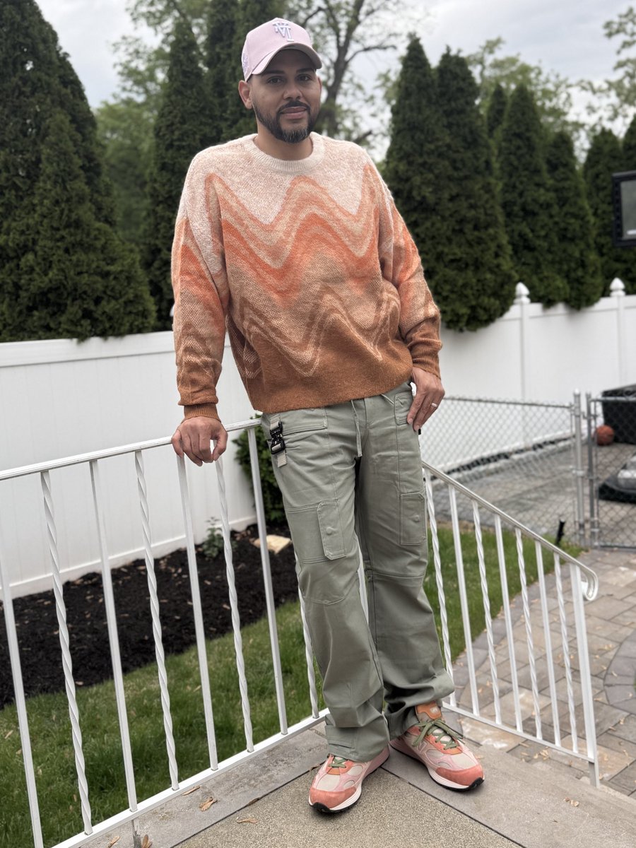 JonathanPagan's tweet image. Joe Freshgoods (New Balance/Aged Well) @fashionnovamen Sweater and Cargos!  Fit From Nova Men! Early Spring gets cooler in the evenings gotta stay ready! #NYCthefittest