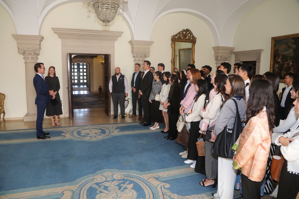 PrincFilip1's tweet image. Примио сам групу од 55 студената мастер и докторских студија са престижног Харвард универзитета на Краљевском Двору заједно са мојом супругом Даницом. Ови студенти су стигли у Србију у оквиру Балкан Трека, јединственог студијског путовања које обухвата посете Србији, Црној Гори,…