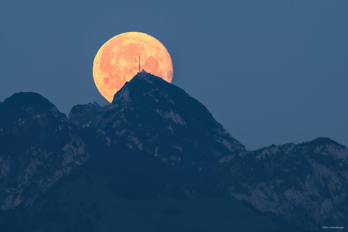 The Moon and the Radio Station
Wendelstein, Bavarian Alps.
#landscapephotography 
#landschaftsfotografie #fullmoon