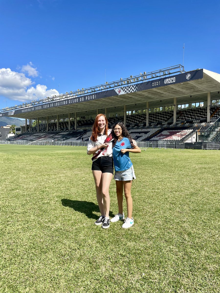 é imortal mesmo. nao tem muito o que fazer.

transbordando de felicidade em conseguir levar minha irmãzinha em são januário pela primeira vez, que chorou de emoção quando pisou aqui.