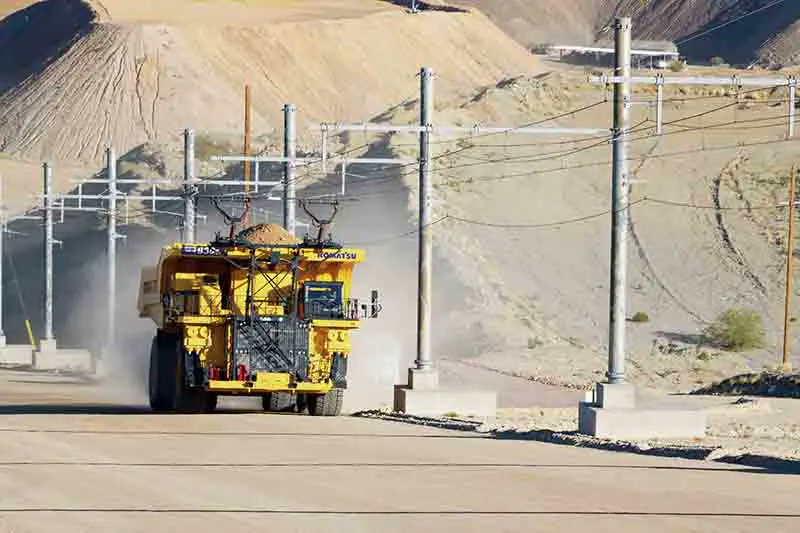 im_mining's tweet photo. .@KomatsuMining has accomplished the milestone of autonomously operating a #poweragnostic #electricdrive truck while connected to a dynamic #trolleyline. It is the first time power has been transferred to a moving, #autonomous #miningtruck via trolley https://t.co/YgHKZAwOmX https://t.co/JZRjC8l4KS