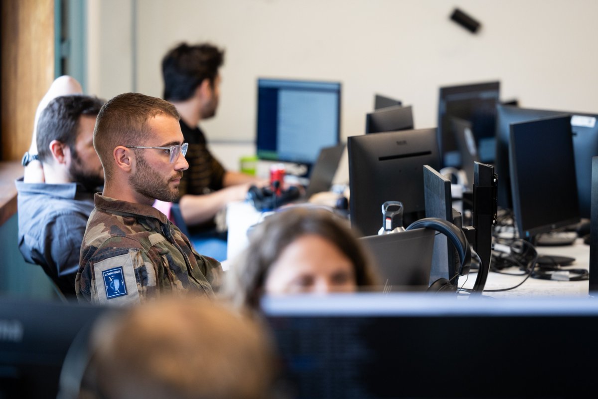 Commandement de la cyberdéfense (@comcyberfr) on Twitter photo #LockedShields25 | 2️⃣ semaines de combat cyber avec le <a href="/CyberWojska/">Wojska Obrony Cyberprzestrzeni</a>. L'équipe 🇫🇷 🇵🇱 a développé sa coordination et son interopérabilité dans l'exercice international le + complexe et le + avancé en cyberdéfense organisé par le <a href="/ccdcoe/">NATO CCDCOE</a> et remporte la 🥈. Retour en images ⤵️ #LockedShields25 | 2️⃣ semaines de combat cyber avec le <a href="/CyberWojska/">Wojska Obrony Cyberprzestrzeni</a>. L'équipe 🇫🇷 🇵🇱 a développé sa coordination et son interopérabilité dans l'exercice international le + complexe et le + avancé en cyberdéfense organisé par le <a href="/ccdcoe/">NATO CCDCOE</a> et remporte la 🥈. Retour en images ⤵️