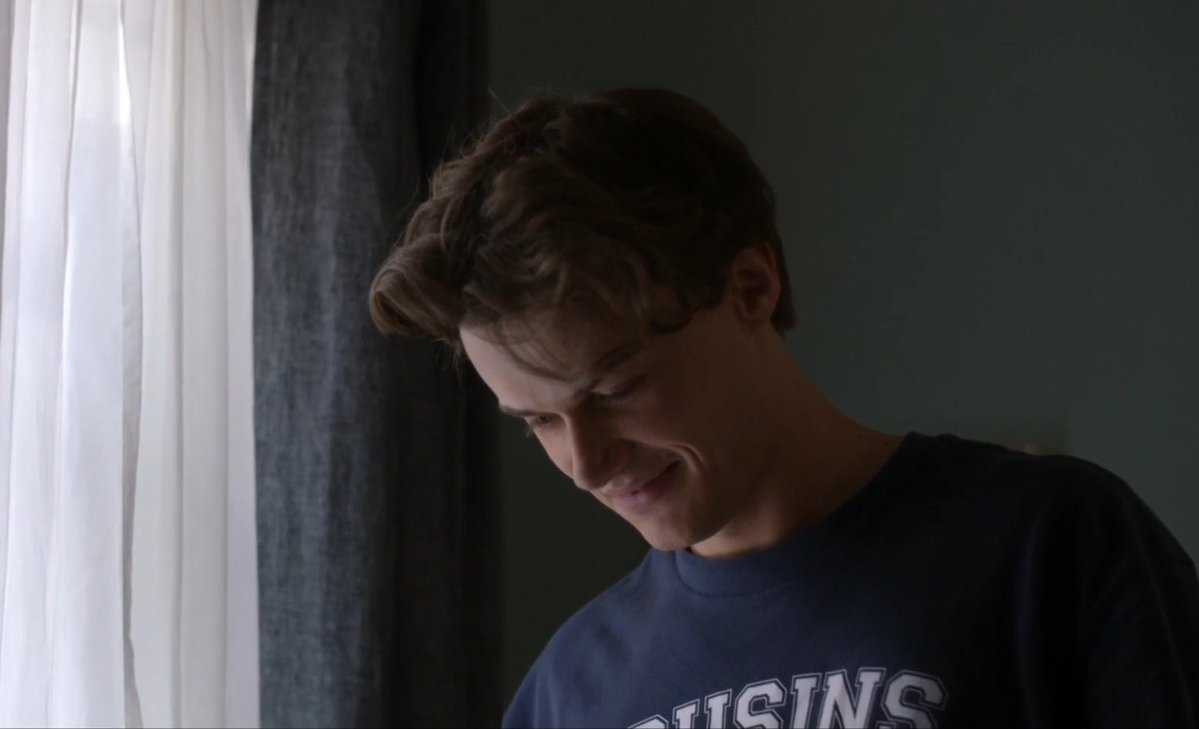 giulsforgiuls's tweet image. thinking about how we’ll probably see conrad receive and read belly’s postcard…