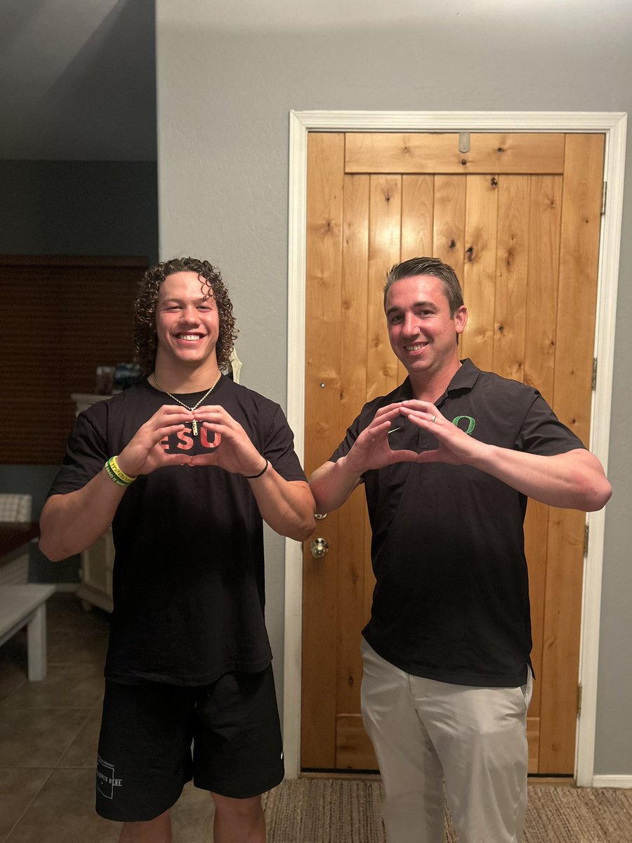 Thank you <a href="/CoachMikeLBs/">Coach Brian Michalowski</a> for stopping by the house! Can't wait to be back up there in Eugene soon. 🦆