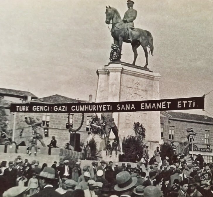 "Türk Genci! Gazi, Cumhuriyeti Sana Emanet Etti."