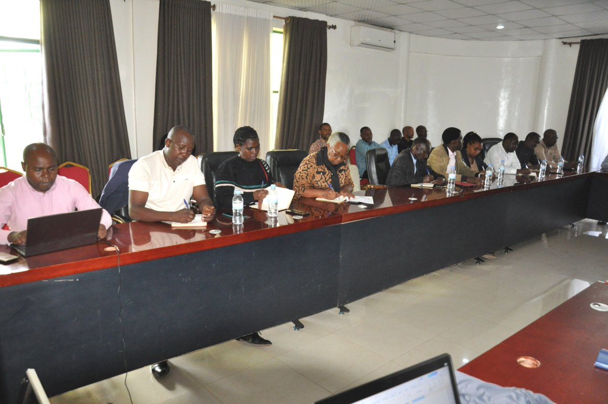 GOODRICH TV (@goodrichtvrw) on Twitter photo <a href="/DrHabumugisha/">Amb.Dr.Francis HABUMUGISHA Goodrich,PhD</a> <a href="/RwandaLocalGov/">Ministry of Local Government | Rwanda</a> <a href="/Kamonyi/">Kamonyi District</a> <a href="/AKayitesiAlice/">Kayitesi Alice</a> <a href="/RwandaSouth/">Southern Province | Rwanda</a> <a href="/GovernanceRw/">Rwanda Gov Board</a> <a href="/pamrwanda/">Pan African Movement</a> <a href="/MusoniProtais5/">Musoni Protais</a> Mu biganiro byatanzwe, hagarutswe ku nzira 9 zatuma u Rwanda ruhagarika gushingira ku nkunga, birimo; Guha ingufu ibigo by'ubwishingizi, gutanga uburezi bukwiye, guteza imbere ubukerarugendo, gukusanya imisoro no kuyibungabunga, kuzigama no gushora imari imbere mu gihugu,... <a href="/DrHabumugisha/">Amb.Dr.Francis HABUMUGISHA Goodrich,PhD</a> <a href="/RwandaLocalGov/">Ministry of Local Government | Rwanda</a> <a href="/Kamonyi/">Kamonyi District</a> <a href="/AKayitesiAlice/">Kayitesi Alice</a> <a href="/RwandaSouth/">Southern Province | Rwanda</a> <a href="/GovernanceRw/">Rwanda Gov Board</a> <a href="/pamrwanda/">Pan African Movement</a> <a href="/MusoniProtais5/">Musoni Protais</a> Mu biganiro byatanzwe, hagarutswe ku nzira 9 zatuma u Rwanda ruhagarika gushingira ku nkunga, birimo; Guha ingufu ibigo by'ubwishingizi, gutanga uburezi bukwiye, guteza imbere ubukerarugendo, gukusanya imisoro no kuyibungabunga, kuzigama no gushora imari imbere mu gihugu,...