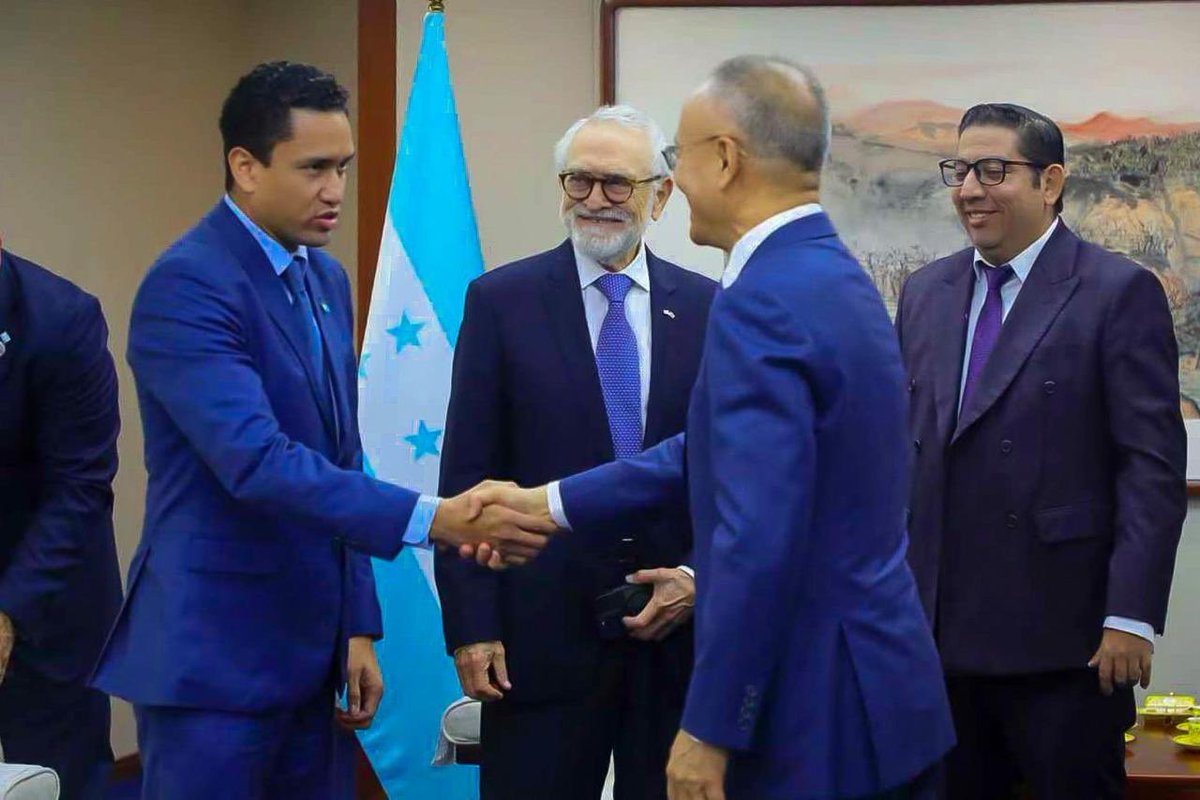 Christian Duarte (@christiandchn) on Twitter photo Exitosa misión a China 🇨🇳 junto al Canciller <a href="/EnriqueReinaHN/">Enrique Reina</a> y al Ministro <a href="/carbajal_tejada/">Erick Tejada Carbajal</a> para fortalecer la relación bilateral, especialmente en cooperación financiera y en inversiones energéticas. El Canciller de China, Wang Yi, nos tendió la mano para evaluar el Exitosa misión a China 🇨🇳 junto al Canciller <a href="/EnriqueReinaHN/">Enrique Reina</a> y al Ministro <a href="/carbajal_tejada/">Erick Tejada Carbajal</a> para fortalecer la relación bilateral, especialmente en cooperación financiera y en inversiones energéticas. El Canciller de China, Wang Yi, nos tendió la mano para evaluar el