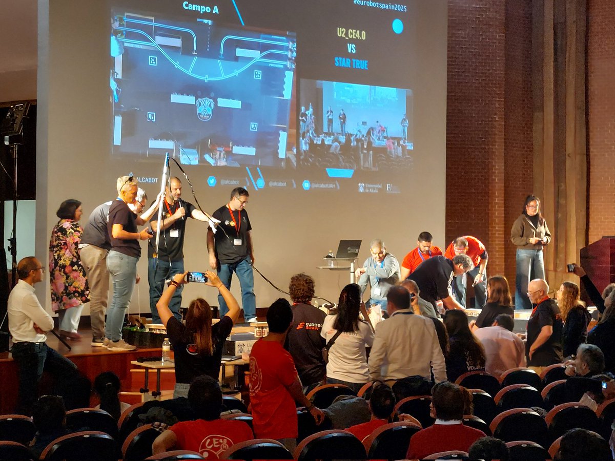 VictoriaPuente8's tweet image. El pasado 8 de mayo los asesores del #CTIF-SUR disfrutamos participando e  la edición para profesores de Eurobot #CODIGOESCUELA4_0_MADRID #IF_CMadrid