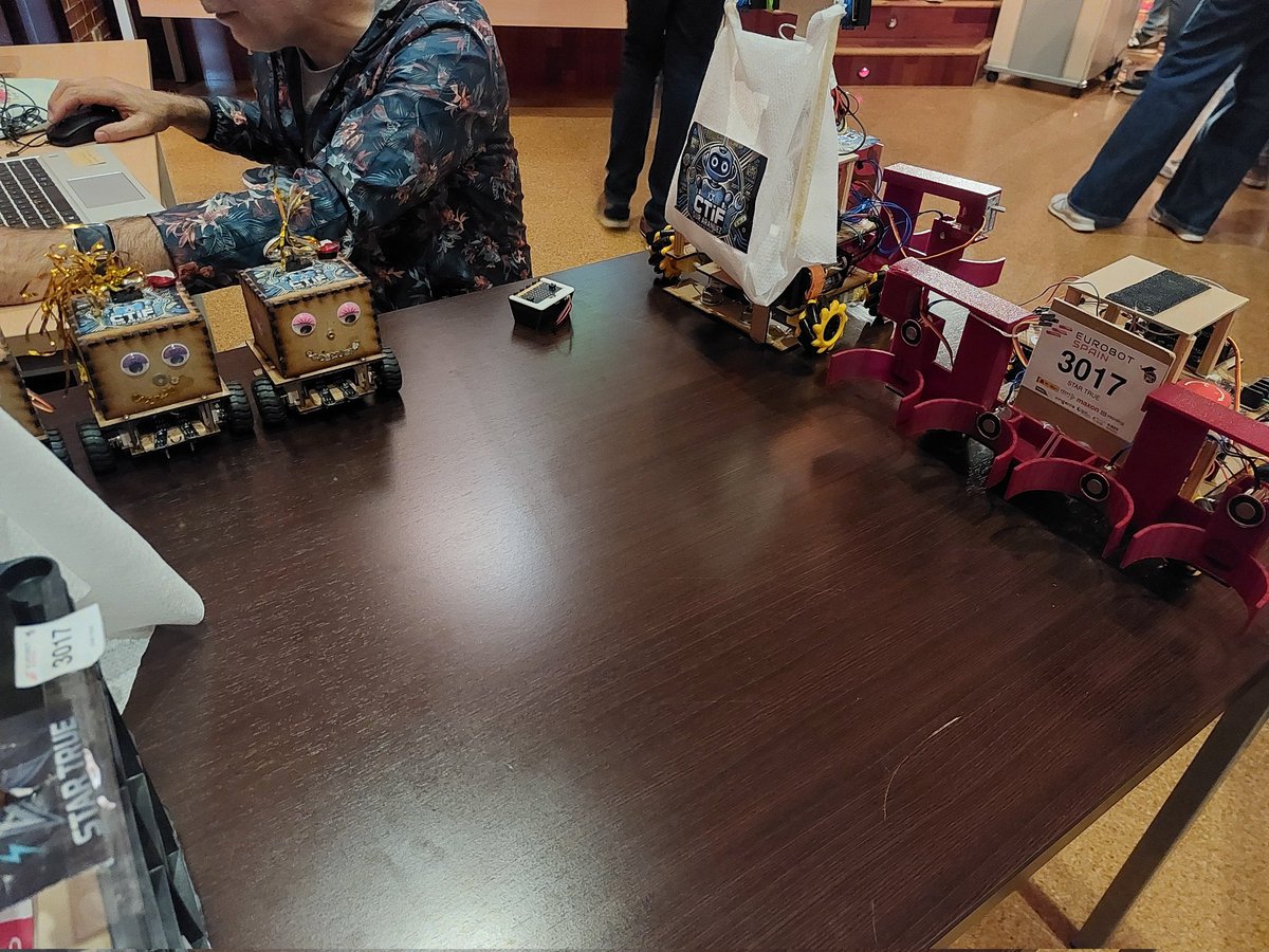 VictoriaPuente8's tweet image. El pasado 8 de mayo los asesores del #CTIF-SUR disfrutamos participando e  la edición para profesores de Eurobot #CODIGOESCUELA4_0_MADRID #IF_CMadrid