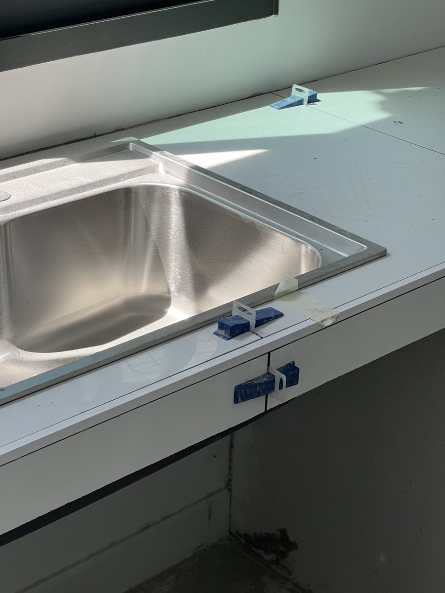 หน้างานทำเคาน์เตอร์ปูนวันที่1และ2 ตั้งบล็อสำเร็จฉาบ และปูกระเบื้อง.. 👍🏼 <a href="/homemake_tw/">Homemake : รับสร้างบ้าน ตกแต่ง ต่อเติม</a> #งานต่อเติม #ครับปูน #ต่อเติมครัว