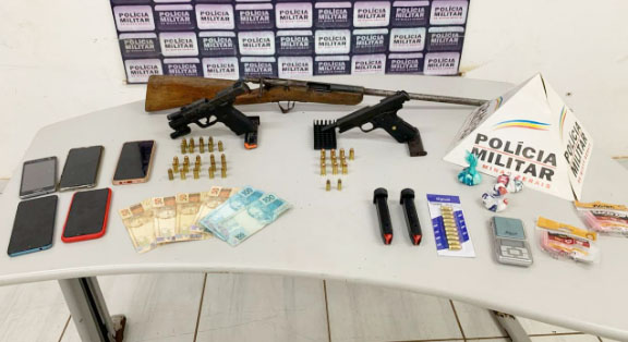 ViaComercial's tweet photo. Polícia Militar prende dois homens e uma mulher por tráfico de drogas e posse ilegal de arma de fogo na comunidade de Pau de Angu 

https://t.co/oO9z6EuoWL https://t.co/OeteYEDYc5