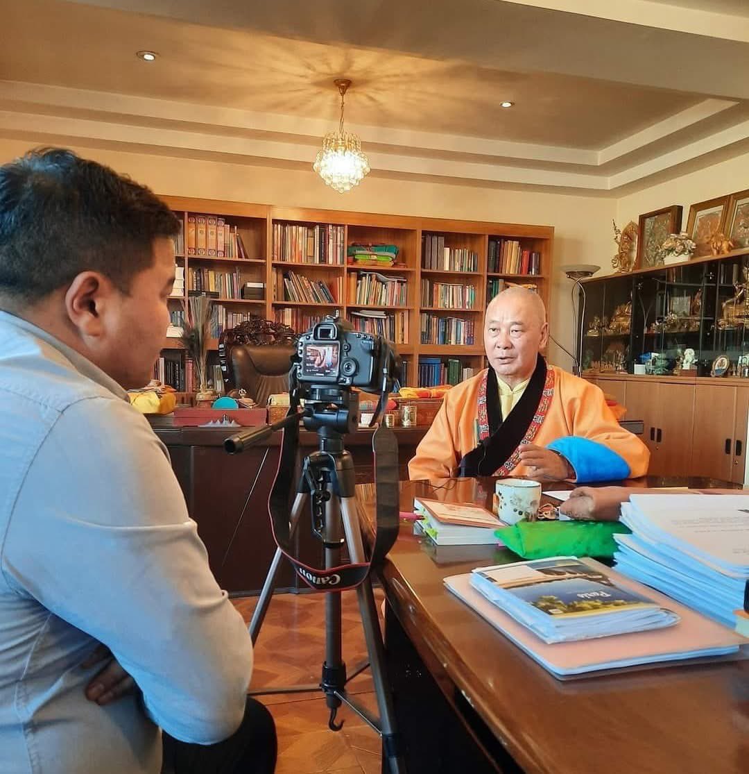 ТАРНИЙГ ЯАГААД МОНГОЛЧИЛЖ БОЛОХГҮЙ ВЭ? 

Тарни нь санскритаар Мандара гэсэн үг. Ман гэдэг нь сэтгэл, дара гэдэг нь аврах гэсэн утгатай. Тарнийн мөн чанарт нинж асрал, арга билэг, хоосон чанарын бүх ном багтсан. Тарнийг эгэл хүн зохиож чадахгүй. Харин гэгээрэлд хүрсэн бурхдын нинж