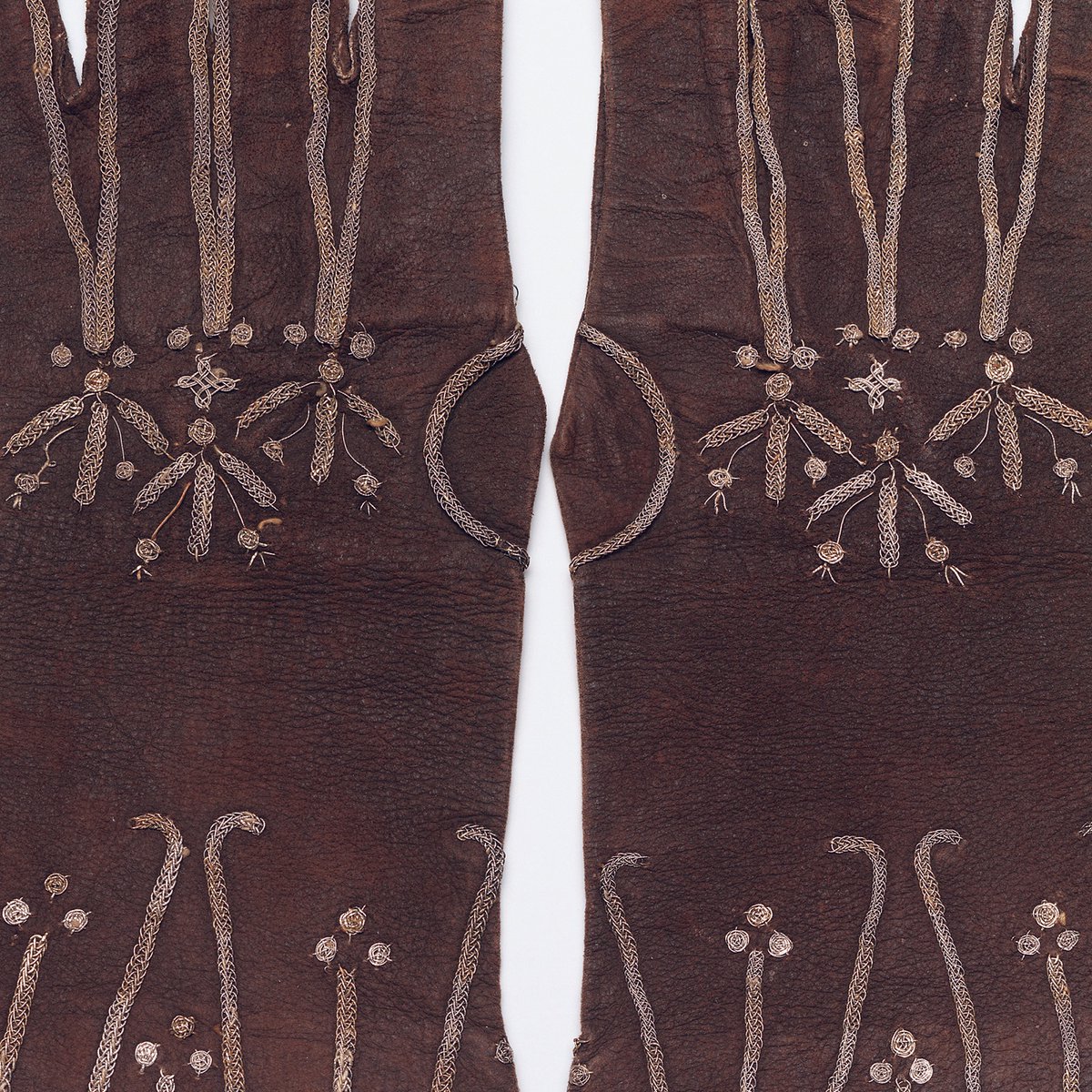 In the 17th century this functional accessory became a social marker of status that communicated beauty, elegance, and wealth. This pair of gloves is one of the oldest objects in <a href="/phxart/">Phoenix Art Museum</a> fashion collection

#AntiqueOfTheDay #PhoenixArtMuseum <a href="/phxart/">Phoenix Art Museum</a>