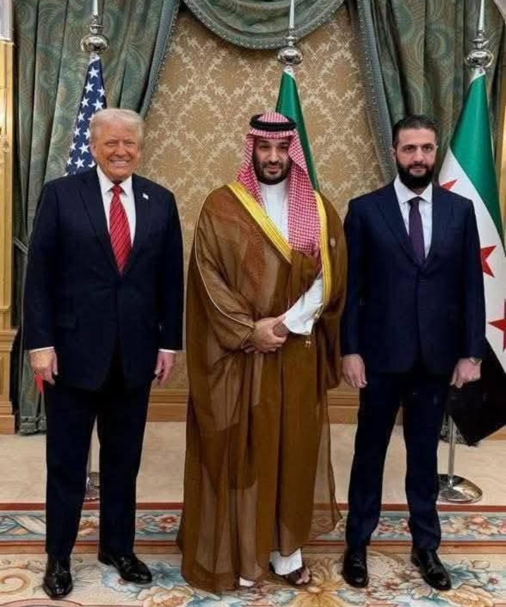 ياجماعة ماهو موقف من كان يهتف لنتنياهو من الخونة عندما يشاهدون هذه الصورة ، ومن كان يطالب بالتدخل الدولي وابقاء العقوبات على دمشق .