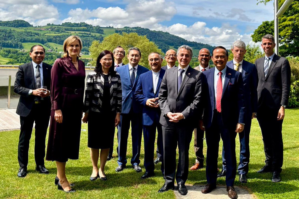 Elizabeth Day 🇦🇺 (@ausambch) on Twitter photo Delighted to host 🇨🇭 federal Counsellor (Foreign Minister) <a href="/ignaziocassis/">Ignazio Cassis</a> at the Australian 🇦🇺 Residence, together with <a href="/SwissMFAasia/">Ambassador Heinrich Schellenberg</a> and members of the Asia Pacific Group.
Discussion spanned political, economic, scientific and cultural themes. Delighted to host 🇨🇭 federal Counsellor (Foreign Minister) <a href="/ignaziocassis/">Ignazio Cassis</a> at the Australian 🇦🇺 Residence, together with <a href="/SwissMFAasia/">Ambassador Heinrich Schellenberg</a> and members of the Asia Pacific Group.
Discussion spanned political, economic, scientific and cultural themes.