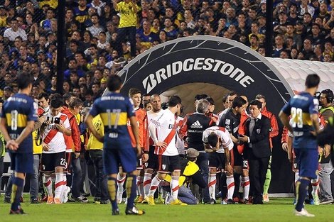 No patearon al arco. Culparon a la cana. Orquestaron un atentado de gas pimienta y botellazos. Se pararon para jugar con rivales intoxicados. Cortaron el agua en el vestuario de River. Y sus ídolos se fueron saludando a la barra. Hace 10 años mostraron toda su esencia como club.