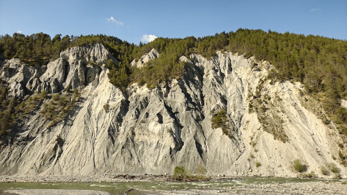 17:40 Zit inmiddels weer veilig thuis. Het ziet er in mijn regio toch heel anders uit dan in IJmuiden. Maar toch zal niets en niemand mij er van af brengen om daar zo vaak mogelijk op mijn plek op vakkie G te gaan staan en lekker mee te lawaaien en van het sfeertje te genieten.