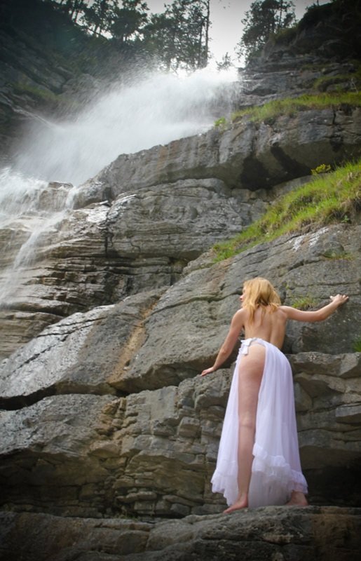 Letztes Jahr hatte ich ein Shooting in den Bergen an einem Wasserfall! Uij, das war toll! 🤗
Aktuell haben wir es ja auch schon richtig schön sommerlich warm. Wer von Euch sehnt sich schon nach einer Erfrischung im kalten Nass? 🌞😅

#poxymittwoch
****
Last year I had a shoot in